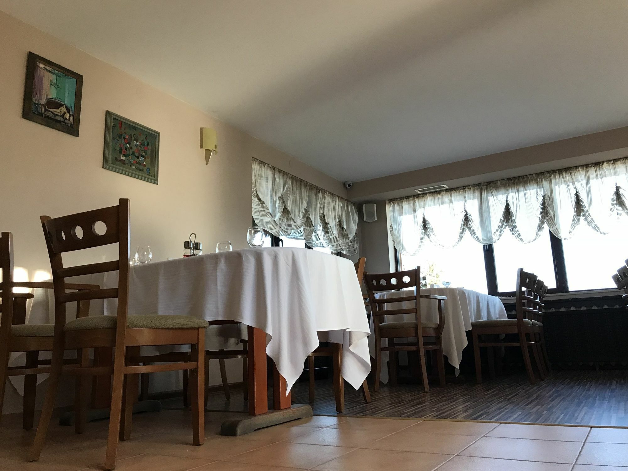 - Restaurant Chairite Hotel *